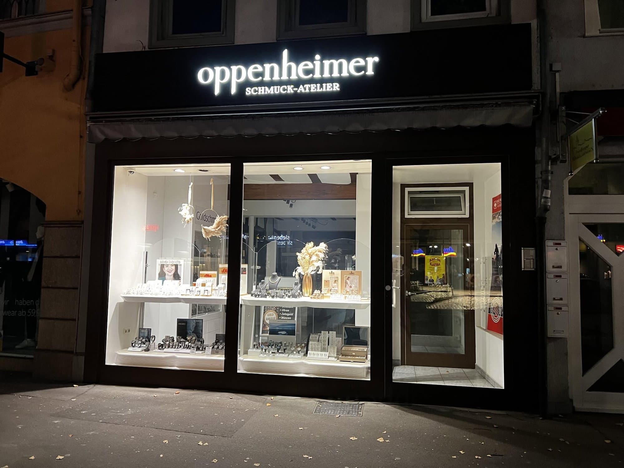 Schaufenster des Oppenheimer Schmuck-Ateliers am Abend