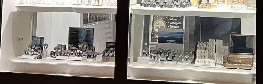 Uhren verschiedener Marken im Schaufenster des Ateliers