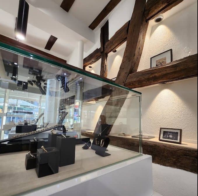 Schmuckvitrine vor historischem Fachwerk