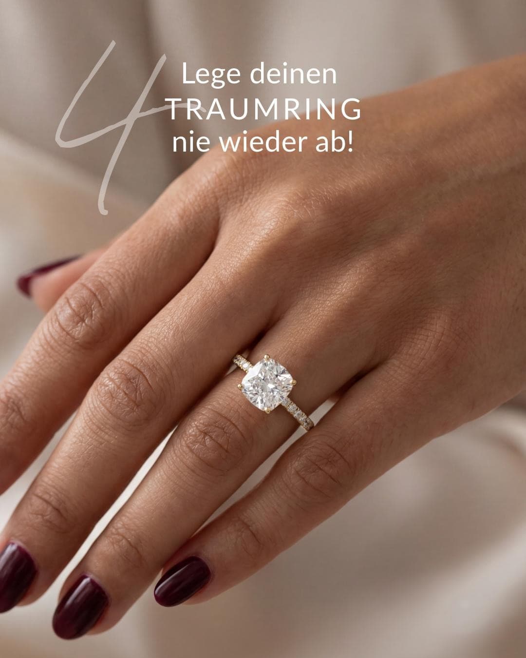 Hand mit Verlobungsring im Kissenschliff